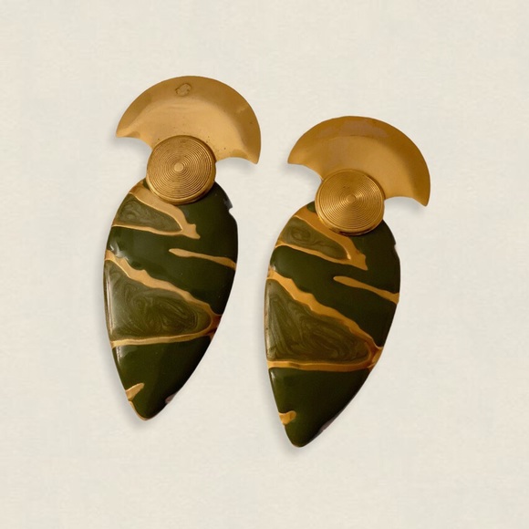 80s Large style gold tone metal resin earrings - Picture 2 of 5